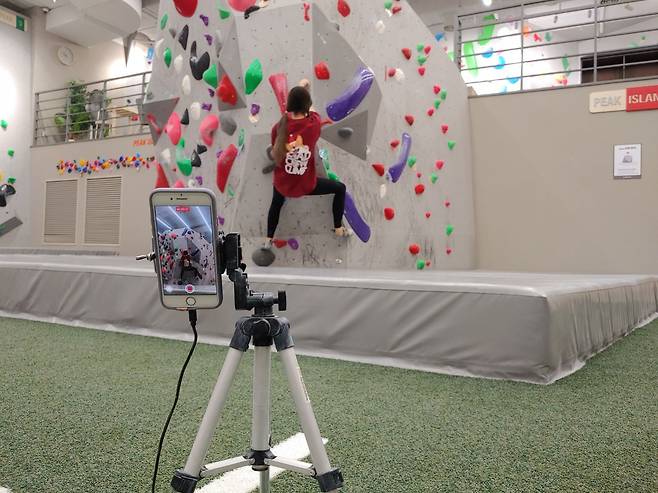 CJ CGV가 서울 종로구 CGV피카디리1958에서 선보인 클라이밍짐 피커스를 찾은 한 클라이머가 자신의 등반 모습을 촬영하고 있다. /배동주 기자