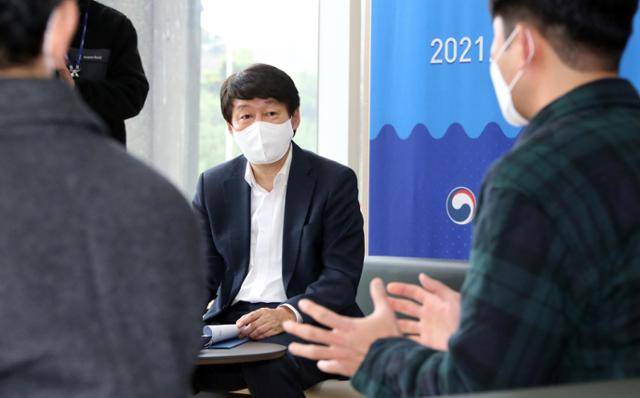 안경덕 고용노동부 장관이 예술인 고용보험 시행 1주년을 맞아 지난달 9일 서울 중구 국립극장을 방문해 예술인 고용보험 관련 간담회를 하고 있다. 뉴시스