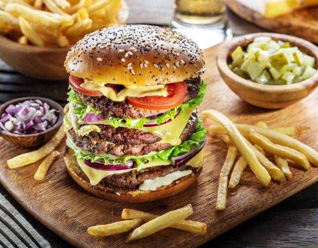 햄버거와 감자튀김은 패스트푸드점의 대표 음식이자 뗄 수 없는 짝꿍이다. 게티이미지뱅크