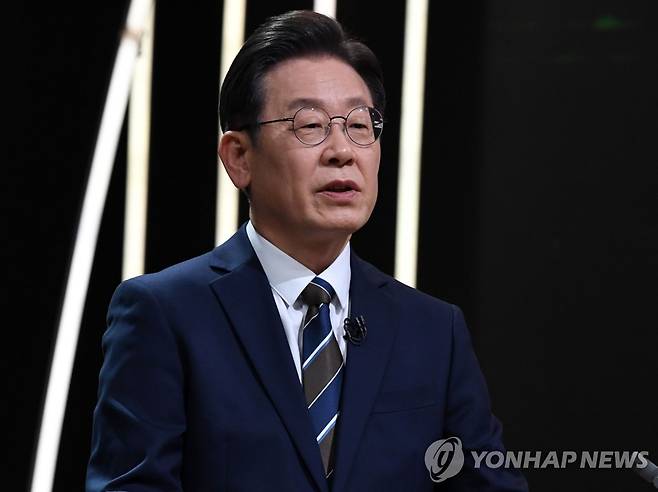 토론 준비하는 이재명 후보 (서울=연합뉴스) 더불어민주당 이재명 대선 후보가 지난 3일 오후 서울 여의도 KBS 공개홀에서 열린 방송 3사 합동 초청 '2022 대선후보 토론'에 앞서 준비를 하고 있다.[국회사진기자단] toadboy@yna.co.kr