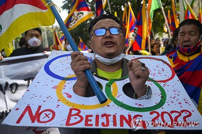 베이징 올림픽 반대 시위 (뉴델리 AFP=연합뉴스) 베이징 올림픽 개막일인 4일 인도 뉴델리에서 젊은 활동가들이 베이징 올림픽 반대 시위를 하고 있다.