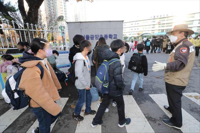 초중고 전면 등교가 시행된 지난해 11월 22일 오전 서울 용산구 효창동 금양초등학교에서 학생들이 등교하고 있다.(자료사진)ⓒ사진공동취재단