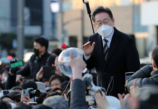 이재명 더불어민주당 대선 후보가 지난 5일 부산 해운대 이벤트광장에서 시민들에게 지지를 호소하고 있다. 부산=뉴스1