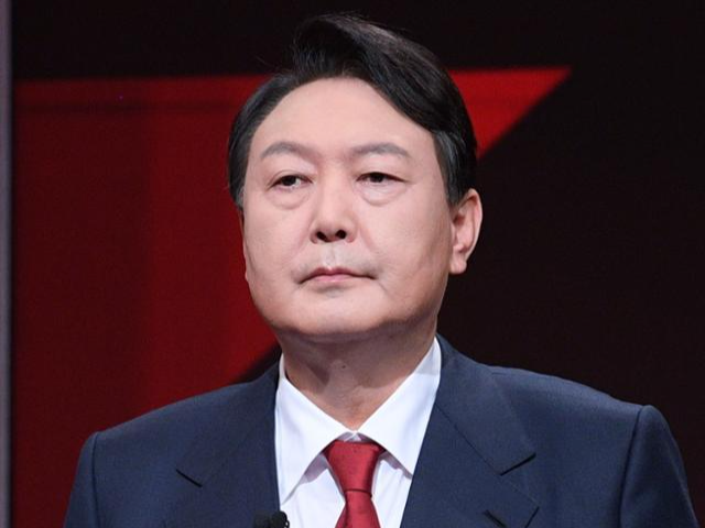 윤석열 국민의힘 대선 후보가 지난해 10월, 서울 마포구 YTN에서 열린 경선 6차 토론회를 앞두고 토론 준비를 하고 있다. 셔츠와 넥타이 매듭 사이의 틈이 눈에 띈다. 국회사진기자단