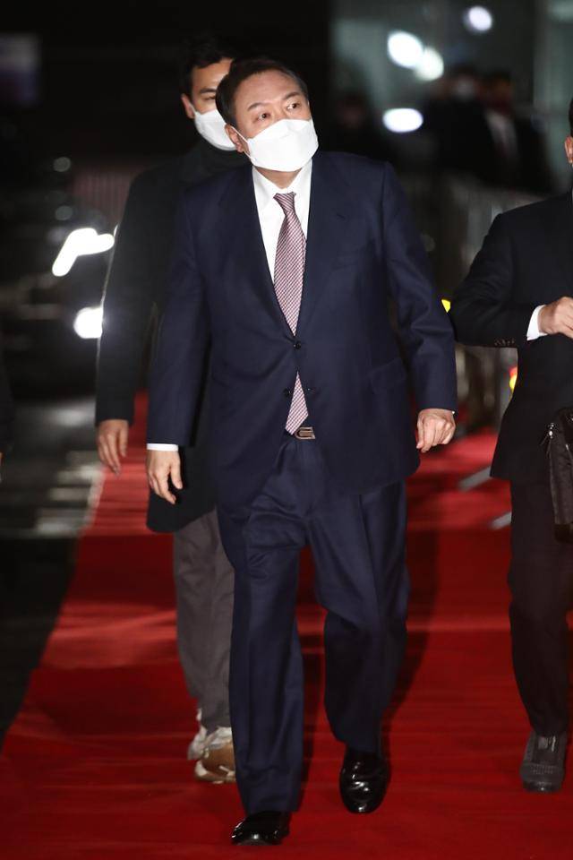 윤석열 국민의힘 대선 후보가 지난 3일 열린 방송 3사 합동 초청 '2022 대선 후보 토론'에 참석하기 위해 서울 여의도 KBS로 들어서고 있다. 뉴시스