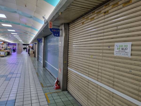 주말임에도 불구하고 유동인구가 적고 문을 열지 않은 상가가 많은 6일 부산 중구 남포지하도상가. 김민정 기자