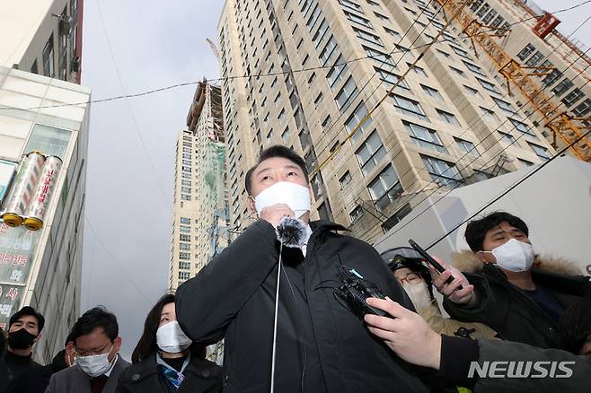 [광주=뉴시스] 전신 기자 = 윤석열 국민의힘 대선 후보가 6일 광주 서구 화정동 아파트 신축공사 붕괴사고 현장을 방문해 건물 현황 등에 대해 설명 들은 후 발언하고 있다. 2022.02.06. photo1006@newsis.com