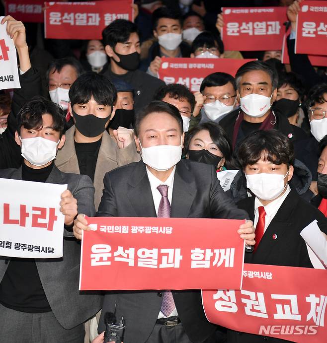 [광주=뉴시스] 류형근 기자 = 윤석열 국민의힘 대선후보가 6일 오후 광주 서구 김대중컨벤션센터에서 열린 '광주를 살리는 선거대책위원회 필승 결의대회'에 참석해 지지자들과 정권교체 수건을 흔들고 있다. 2022.02.06. hgryu77@newsis.com