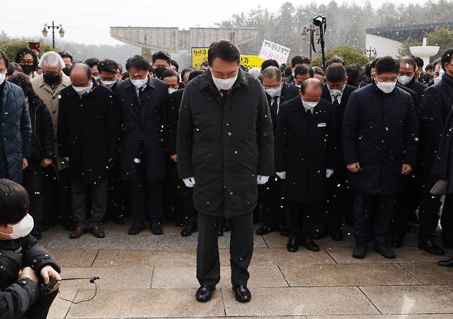 국민의힘 윤석열 대선 후보가 6일 오후 광주 북구 국립 5·18 민주묘지를 찾아 참배하고 있다. 윤 후보는 이날 참배를 반대하는 5월 어머니들 등 시민들에 가로막혀 추모탑 입구에서 묵념으로 참배를 대신했다. 연합뉴스