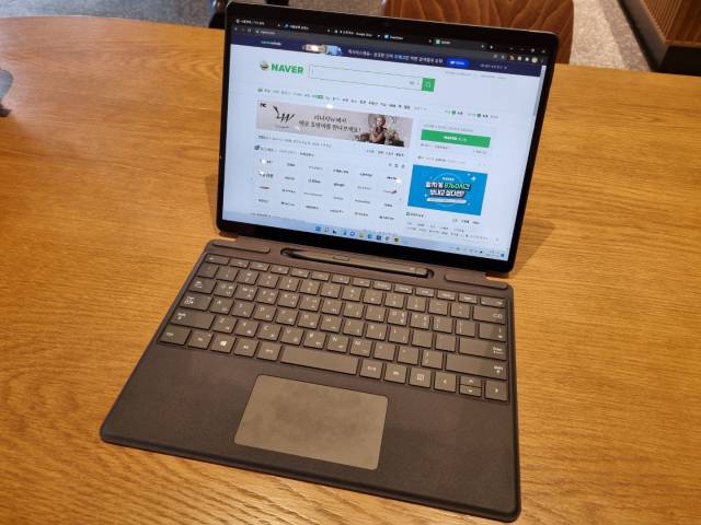 MS 서피스 프로8. 시그니처 키보드를 장착한 모습이다. 슬림펜2 수납부는 접어 키보드 각도를 조절할 수도 있다. 사진촬영=윤민혁 기자