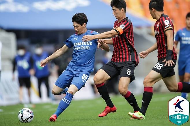 ▲ 장호익(수원삼성)이 기성용(FC서울)과 경합하고 있다. ⓒ한국프로축구연맹