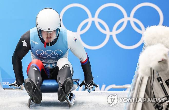 [올림픽] 임남규, 힘을 모아 출발 (베이징=연합뉴스) 임화영 기자 = 임남규가 6일 베이징 옌칭의 국립 슬라이딩 센터에서 열린 2022 베이징동계올림픽 남자 루지 싱글 3차 레이스에서 힘차게 출발하고 있다. 2022.2.6 hwayoung7@yna.co.kr