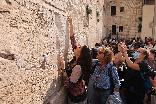 작년 11월 2020 미스 유니버스인 멕시코의 안드레아 메자가 이스라엘 예루살렘의 '통곡의 벽'을 방문해 벽 높이를 가늠해보고 있다. /AFP 연합뉴스