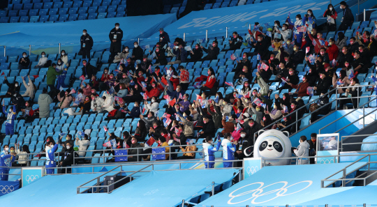 중국 관중들이 지난 5일 중국 베이징의 캐피털실내경기장에서 열린 2022 베이징동계올림픽 쇼트트랙스피드스케이팅 여자 500m 예선에서 금지된 응원전을 펼치고 있다.   뉴시스