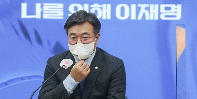 더불어민주당 윤호중 공동선대위원장이 7일 서울 여의도 중앙당사에서 열린 선거대책위원회 본부장단회의에서 마스크를 만지고 있다. [연합]