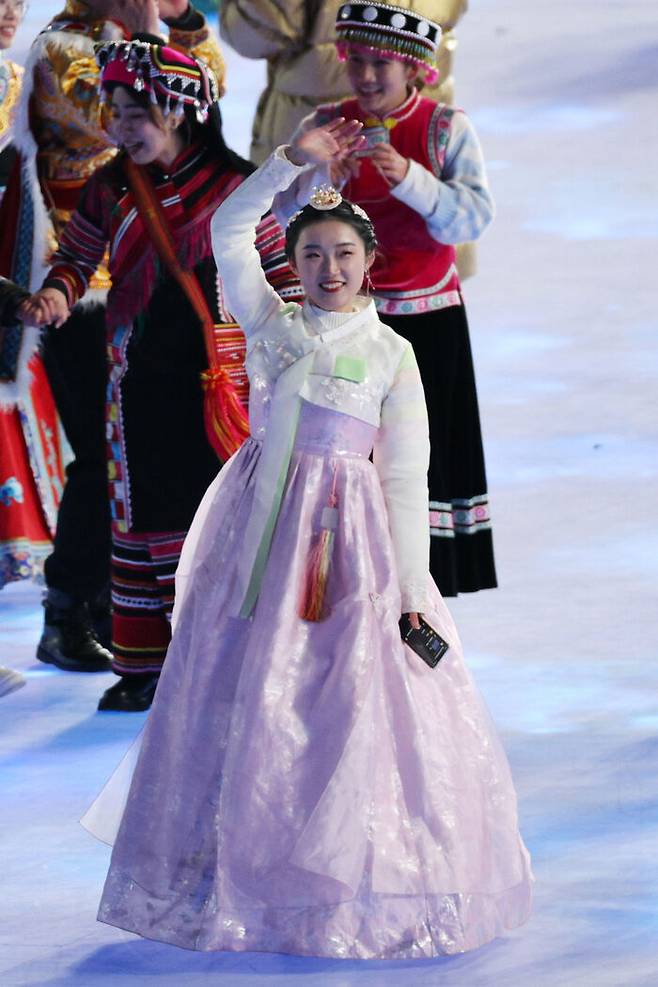 4일 오후 중국 베이징 국립경기장에서 열린 2022 베이징 동계올림픽 개회식에서 한복을 입은 한 공연자가 손을 흔들고 있는 모습. (사진=연합뉴스)