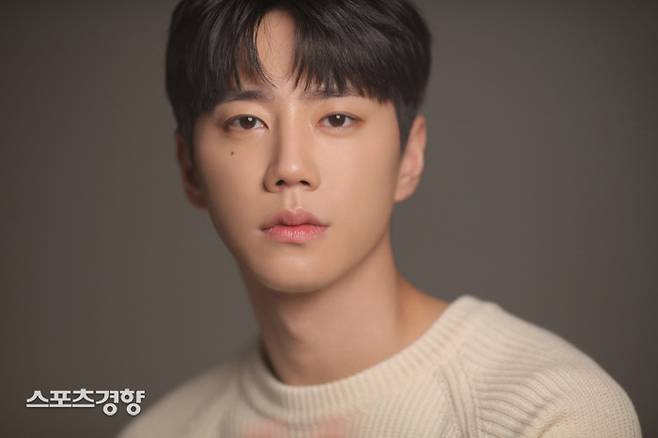 SBS 드라마 ‘너의 밤이 되어줄게’에서 밴드 루나의 보컬 윤태인 역을 연기한 배우 이준영. 사진 제이플렉스