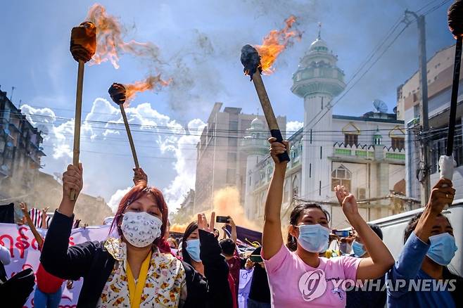 군부 쿠데타에 항의하는 미얀마 시민들 [AFP=연합뉴스 자료사진]