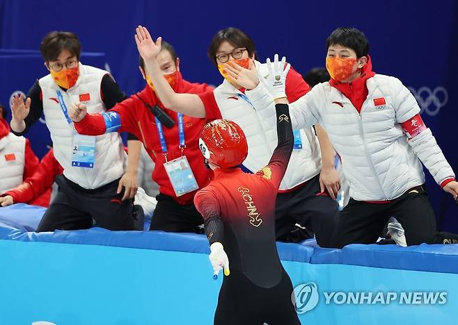 [올림픽] 승리의 하이파이브 (베이징=연합뉴스) 김도훈 기자 = 5일 베이징 캐피털 실내 경기장에서 열린 2022 베이징 동계올림픽 쇼트트랙 남녀 혼성 계주 결승전에서 중국이 우승을 확정지은 뒤 중국팀을 이끄는 김선태 감독(왼쪽)과 안현수 기술코치가 우다징과 하이파이브하고 있다. 2022.2.5 superdoo82@yna.co.kr