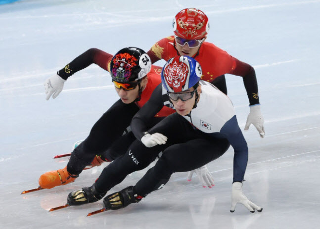 한국 쇼트트랙 대표팀 황대헌이 2022 베이징 동계올림픽 개막 사흘째인 7일 오후 중국 베이징 캐피탈 실내 경기장에서 열린 쇼트트랙 남자 1000m 준결승 1조 경기에서 중국 선수들을 인코스로 추월하고 있다.(사진=연합뉴스)