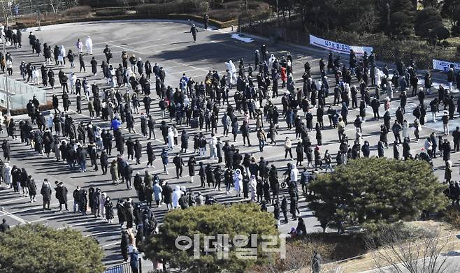 6일 오후 서울 송파구 잠실종합운동장 제2주차장 임시선별검사소를 찾은 시민들이 코로나19 검사를 받기위해 길게 줄지어 서있다. (사진=이데일리 DB)