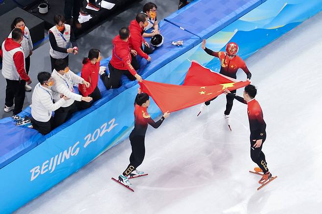 [사진=남자 쇼트트랙 1,000m 경기 직후 메달을 자축하는 중국 선수들, 신화통신/연합뉴스]