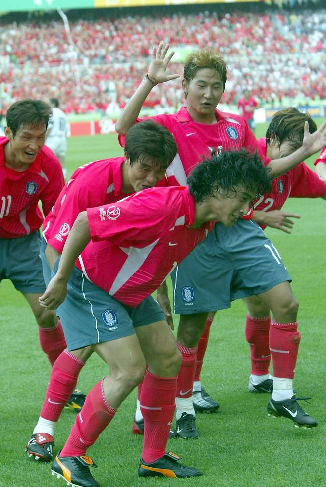 2002년 월드컵 미국전에서 골을 넣은 안정환이 이천수 등과 세리머니를 펼치고 있다. 2002 솔트레이트 겨울올림픽 쇼트트랙에서 김동성의 금메달을 빼앗아간 미국 오노의 할리우드 액션을 빗댄 골 세리머니다. [중앙포토]