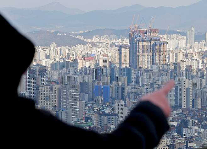 서울 남산에서 바라본 시내 아파트 단지의 모습. [연합]