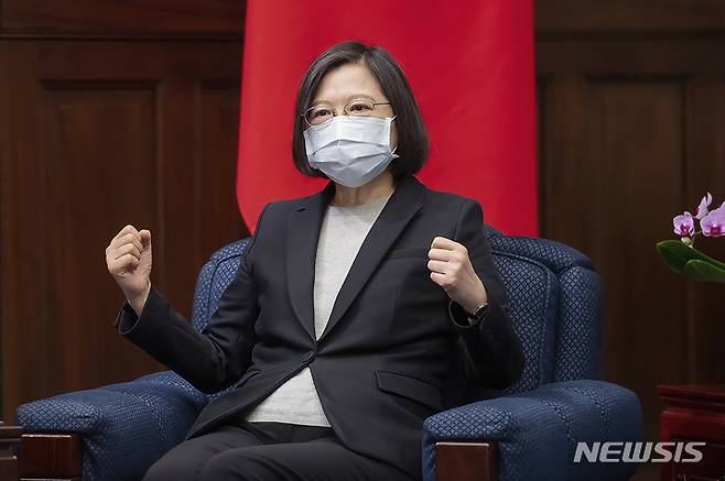 [타이베이=AP/뉴시스] 지난해 11월 29일 대만 총통부가 제공한 사진. 차이잉원 총통이 리투아니아·라트비아·에스토니아 등 발트해 연안 3개국의 의원 방문단을 만나 발언하는 과정에 주먹을 쥐고 있다. 2022.02.08.