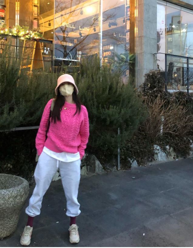 Talent Han Sun-hwa showed off her fashion sense with a cunning (like she didnt decorate it).Han Sun-hwa posted a picture of strawberries and grape emoticons on his instagram on the 8th.In the photo, she is wearing a pink bucket hat and a dark pink sweater.In contrast to the bright top, it is completing a cucumber look that seems to have been decorated with oatmeal jogger pants and dark wine socks that give a sense of unity.The cute pose creates a playful atmosphere.On the other hand, Han Seon Hwa has been working as a girl group secret, and has left the group in 2016 and is concentrating on acting activities.Recently, he showed a realistic performance through the original teabing Drunk City Women.