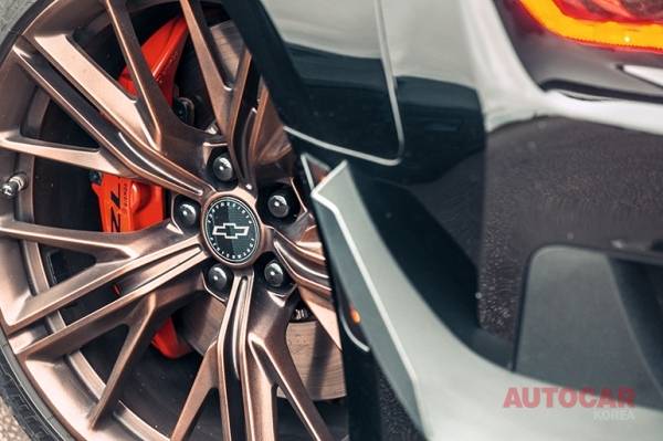 서튼은 머스탱에 DBA 브레이크를 집어넣었다. ZL1은 브램보 아이템을 받았다. 엄청난 파워 덕분에 두 차는 드리프트 하기에 쉽다. 리어휠 드라이브와 정확성, 그리고 반응성이 뛰어난 스티어링이다