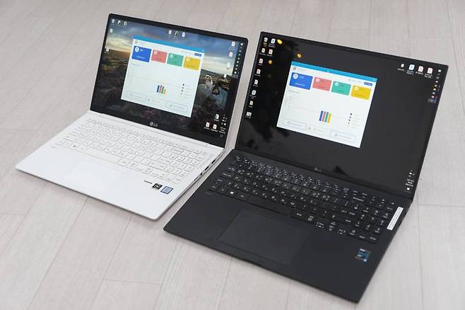 좌측이 LG그램 15, 우측이 LG그램 16이다. 컴퓨터에 대해 잘 모른다면 육안으로 성능의 우열을 가리기는 쉽지 않다. 출처=IT동아