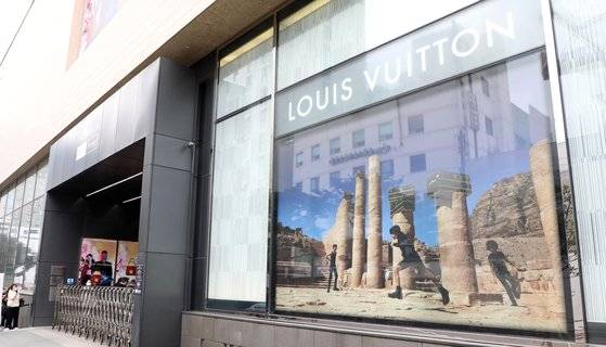 샤넬이 철수하겠다고 밝힌 제주시 연동 신라면세점 모습. 글로벌 명품 브랜드 루이비통이 국내 시내면세점 매장 철수 수순에 들어간 가운데 롯데면세점 제주점 루이비통 매장이 지난 1일 부로 운영을 중단했다. 뉴스1