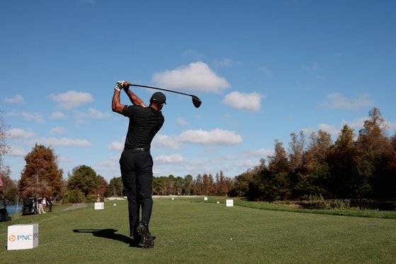 티잉구역에서 티샷을 하는 타이거 우즈. [AFP=연합뉴스]