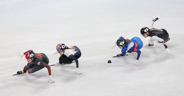 한국 쇼트트랙 대표팀 최민정(왼쪽 두번째)이 9일 오후 중국 베이징 캐피털 실내 경기장에서 열린 2022 베이징 동계올림픽 쇼트트랙 여자계주 3000m 준결승에서 역주하고 있다. 연합뉴스