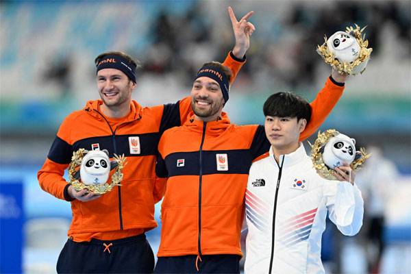 김민석(오른쪽)이 스피드스케이팅 남자 1500m에서 동메달을 획득한 후 금메달을 획득한 네덜란드 키엘트 누이스(가운데), 은메달을 획득한 네덜란드 토마스 크롤(왼쪽)과 시상대에서 포즈를 취하고 있다. [AFP = 연합뉴스]