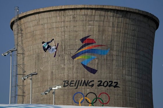 9일 열린 베이징 겨울올림픽 프리스타일 스키 경기. 옛 제철소 부지를 재활용해 만든 경기장이 화제가 되고 있다. AP연합뉴스