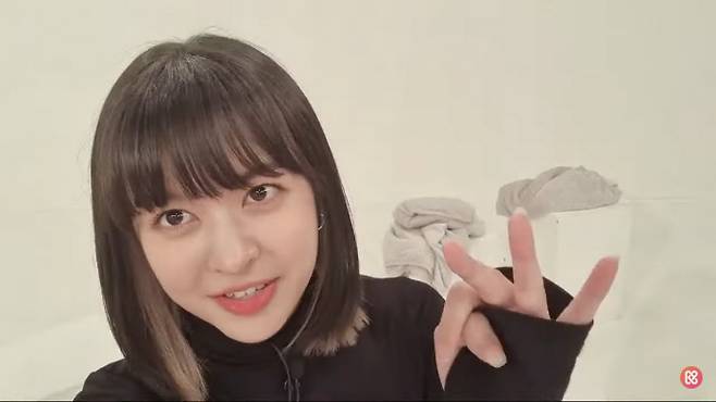 걸그룹 NMIXX 릴리. 주간아 기습 라이브 유튜브 캡처