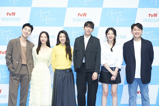 Actor Kim Tae-ri says he cut bangs for Twenty-five Twinty OneOn the 9th, TVNs new Saturday drama Twenty Five Twinty One was produced through online.Director Jung Ji-hyun, Actor Kim Tae-ri, Nam Joo-hyuk, Kim Ji-yeon (Bona), Choi Hyun-wook and Lee Joo-myung attended the ceremony.Twenty Five Twinty One is a drama depicting the wandering and growth of youths who were deprived of their dreams in 1998.Two of them, who called each others names for the first time, and two of them, who became two of them, are the first two of them to draw the story of five young people who are confused between love and growing first love, friendship and love.Twenty-five Twinty One was the background of the era, Choices in 1998. The end of the 1990s was a very upheaval.Were going through Coronas 19th State of the Year, I thought, and theres something I can relate to, thats where young friends and my generation are in contact.So I brought the 1998 era and made a story. It was not easy to reproduce the 1998 time. The first part of my attention was styling and place Choices.I dont have to do data research or look at reference pictures, but I dont have much difference from what Ive done with my styling, using filters from old video quality Feelings.I wondered if it would have been easier to take historical dramas or period dramas because there were similar or very different parts. (Actor) Friends also had a lot of troubles in styling, hair, costumes and makeup.The props were difficult, but I tried to do the best I could. Kim Tae-ri said: First of all, (for high school students, early 20s characters) I cut my bangs and got skincare to get younger.The costumes were trying to fit the magazines and old things, and there were Feelings who were dressed up and dressed in front of the mirror and heedoda.I think I used the energy that I gave in the field and shot it. Nam Ju-hyeok said, I was faithful to the script, and I did not experience the situation, but I dared to draw my experiences a little bit, thinking that it would be these Feelings.I also looked for a lot of data and videos. Choi Hyun-wook, the youngest actor born in 2002, said, I looked for a lot of historical backgrounds since 1998 was before birth.In the drama, Ji Woong-yi studied a lot because he was a friend who followed the trends of the era. He also tried to raise confidence because fashion seemed to be confident. Lee Joo-myung, who plays Ji Seung-wan, also added, I heard a lot of old radio because it was a radio DJ in the broadcasting department.Finally, Kim Tae-ri commented on the viewing point: Twenty-five Twinty One is a sparkling drama - the thing to note is Ive passed.There is nothing eternal, but it is a good drama that can feel the faintness that the moment was so shining.Nam Ju-hyuk revealed that he would like to be a drama like a sunny spring if it became a drama that warms the cold winter.Bona said, I did not have memories of high school because I was practicing, but I seemed to have made good memories while shooting drama.I hope that those who see it will make such memories, Choi Hyun-wook said, I was feeling a lot of heart while watching Highlight.I hope you will see a lot of our drama that seems to be a permeation charm. Lee Joo-myung said, I think the observation point is Kemi.Please note the Kemi of Actors, he said, expressing confidence.Twenty Five Twinty One will be broadcasted at 9:10 pm on Saturday, December 12th.Photo = tvN