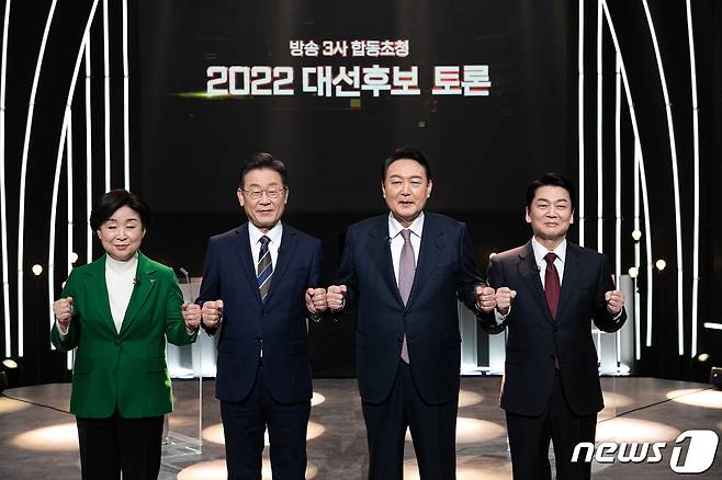 심상정 정의당(왼쪽부터), 이재명 더불어민주당, 윤석열 국민의힘, 안철수 국민의당 대통령 후보가 3일 저녁 서울 영등포구 KBS 공개홀에서 열린 지상파 방송 3사(KBS·MBC·SBS) 합동 초청 대선후보 토론회 시작에 앞서 기념촬영을 하고있다. 2022.2.3/뉴스1 © News1 국회사진취재단
