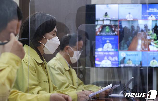 유은혜 사회부총리 겸 교육부 장관이 10일 서울 종로구 정부서울청사에서 열린 학교일상회복지원단 회의에서 모두발언을 하고 있다. 2022.2.10/뉴스1 © News1 성동훈 기자