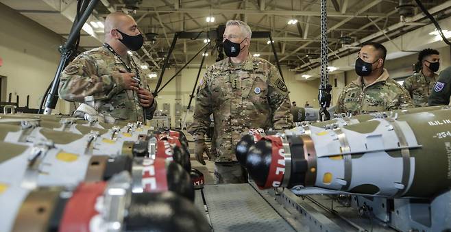 폴 러캐머라(가운데) 주한미군사령관이 지난 지난 4일  전북 군산 미 제8전투비행단을 방문, 합동정밀직격탄(JDAM)과 관련한 관계자 설명을 듣고 있다./주한미군 페이스북