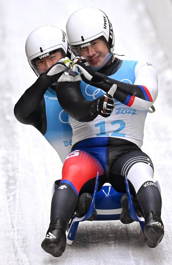 9일 루지 2인승 경기에 출전한 박진용과 조정명이 카메라를 향해 하트를 그리고 있다. 사진=연합뉴스