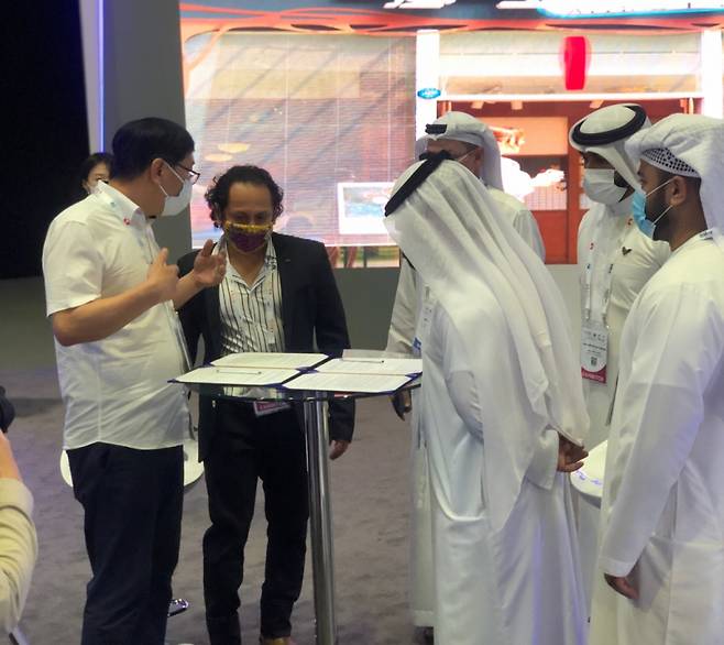 장민우 뉴코애드윈드 대표(왼쪽)가 UAE 측과 디디박스의 중동 진출과 관련한 협의를 하고 있다. /사진=뉴코애드윈드