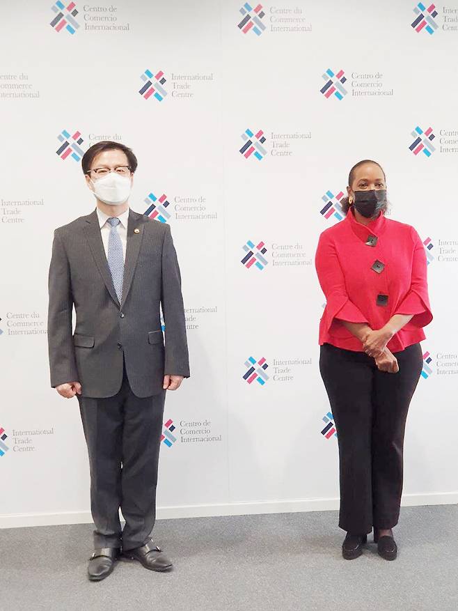 여한구(왼쪽) 산업통상자원부 통상교섭본부장이 9일(현지시간) 스위스 제네바에서 파멜라 코크-헤밀턴(Pamela Coke-Hamilton) 국제무역센터(ITC) 사무총장과 면담을 갖고 기념촬영을 하고 있다. 여 본부장은 이 자리에서 한국의 통상 전문인력 양성을 위한 교육 프로그램 신설을 비롯한 통상인력양성 협력방안 등을 협의했다. [산업통상자원부 제공]