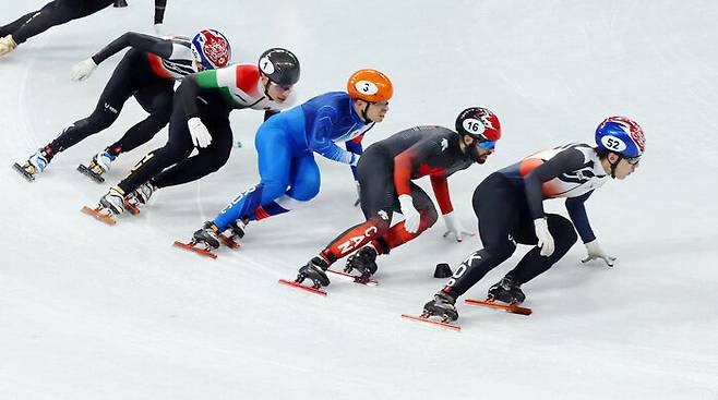 한국 쇼트트랙 대표팀 황대헌이 9일 오후 중국 베이징 캐피털 실내 경기장에서 열린 2022 베이징 동계올림픽  쇼트트랙 남자 1500m 결승전에서 역주하고 있다. 그 뒤는 은메달을 차지한 캐나다 선수 스티브 뒤부아. (사진=연합뉴스)