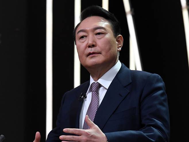 윤석열 국민의힘 후보가 3일 오후 서울 여의도 KBS 공개홀에서 열린 방송 3사 합동 초청 '2022 대선후보 토론'에 앞서 준비하는 모습 ⓒ연합뉴스