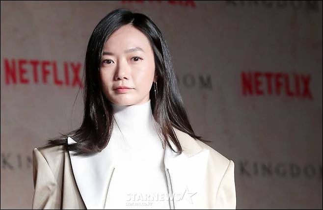 배우 배두나가 21일 오전 서울 강남구 삼성동 인터컨티넨탈 코엑스에서 열린 넷플릭스 드라마 '킹덤' 제작발표회에 참석해 포즈를 취하고 있다.  '킹덤'은 죽었던 왕이 되살아나자 반역자로 몰린 왕세자가 향한 조선의 끝, 그곳에서 굶주림 끝에 괴물이 되어버린 이들의 비밀을 파헤치며 시작되는 미스터리 스릴러다. 오는 25일 방송된다. /사진=김창현 기자 chmt@