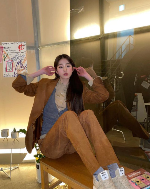 Jang Won-young of group IVE showed off the doll beauty with the ratio of the over-the-wall ratio.On the 10th, Jang Won-young posted several photos on his instagram without any phrase.In the photo, Jang Won-young showed off her doll-like lovely beauty with her superior leg length.At this time, Jang Won-youngs fashion sense, which matches the shirt and vest in the brown suit, stands out.In addition, the maturity of Jang Won-young, who is making a fascinating expression, attracted attention.The netizens who watched the photos praised the comments such as The bridge is crazy and The beauty of living alone in the world.On the other hand, Jang Won-young is currently in charge of KBS2 Music Bank MC, and also has been working as IVEs debut song Eleven and has won 11 music broadcasts.Photo Jang Won-young SNS