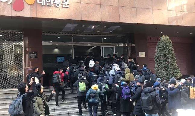 CJ대한통운 본사 진입하는 택배노조원들 [전국택배노조 제공. 재판매 및 DB 금지.]